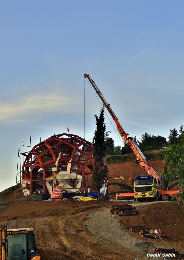 <p>Abidenin bulunduğu mevkiye Nakkaştepe tarafından yol açılacağını ve 9 dönümlük arazinin Şehitlik Parkı olarak tanzim edileceğini belirten Şenalp, bölgeye şehitleri temsilen 250 selvi fidanı ve 250 gül dikileceğini söyledi.</p>

<p> </p>

