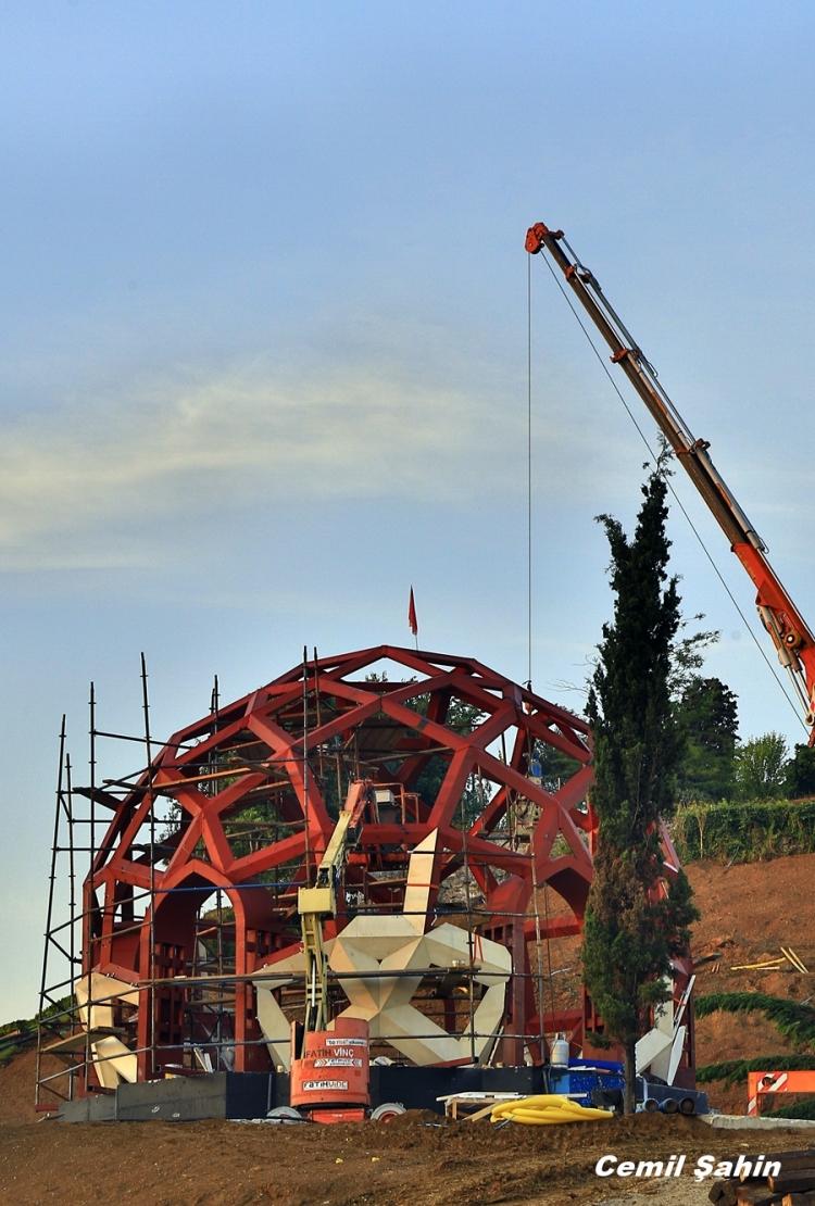 <p>Beşgenden üretilen geometriye sahip abidenin kubbe bütünlüğünün kainatı ve sonsuzluğu sembolize ettiğini vurgulayan Şenalp, kubbenin çelik taşıyıcı konstrüksiyonu üzerine 5 santimetre Kefken taşı kaplama yapılacağını belirtti.</p>

<p> </p>
