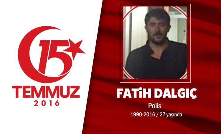 <p>26 yaşındaki Fatih Dalgıç, Şırnak İl Emniyet Müdürlüğü'nde görevliydi. İstanbul'a izin için gelmişti. 15<br />
Temmuz darbe girişimi gecesi Çengelköy Sabancı Polis Merkezi Amirliği'nin bir grup darbeci<br />
tarafından ablukaya alındığını öğrenen polis memuru Fatih Dalgıç, acil yardıma ihtiyaç olduğunu<br />
öğrenerek hemen polis merkezine gitti. Darbeci hainler sonuna kadar çarpıştı, hainlerin açtıkları<br />
ateşte yaralanarak hastaneye kaldırılan kahraman polis şehit oldu. Şehit Polis Memuru Fatih Dalgıç,<br />
memleketi Eskişehir'de, Çifteler Aliken Mahallesi'nde ebediyete uğurlandı.</p>
