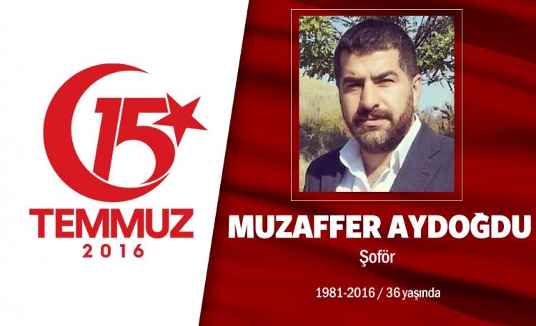<p>36 yaşındaki Muzaffer Aydoğdu, başkent Ankara’da şoförlük yapıyordu.  15 Temmuz gecesi, evden çıkmadan önce annesinden helallik istedi ve yola koyuldu. Muzaffer Aydoğdu, Genelkurmay kavşağında tankların geçişine engel olmak isterken tank üzerindeki darbecinin ateş açması sonucu şehit oldu. Şehidin annesi, ‘’Oğlum o gün sokağa çıkmasa, biz bugün böyle rahat oturamazdık evlerimizde’’ diyor. Şehit Muzaffer Aydoğdu, Ankara’nın Bala ilçesinde bulunan Akvirançarsak mezarlığına defnedildi.   </p>

<p> </p>
