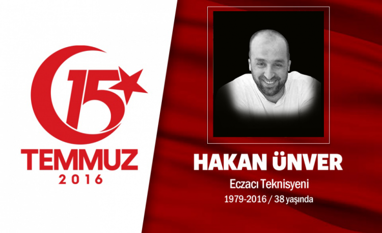 <p>37 yaşındaki Hakan Ünver, eczacı teknisyenliği yapıyordu. Meslektaşı Ayşe Nur Lüy Ünver ile evliydi. 15 Temmuz gecesi Cumhurbaşkanı Erdoğan’ın çağrısı üzerine arkadaşlarıyla birlikte hain darbecilere karşı direnişe katıldı. Ardından Emniyet Müdürlüğü önüne gitti, bölgedeki darbecilere engellemeye çalıştı. Hain darbecilerin ele geçirdikleri savaş uçaklarından açtığı ateş sonucu şehit düştü. Şehit Hakan Ünver’in cenazesi Ankara Demetevler Öz Elif Camii'nde kılınan cenaze namazı sonrası Karşıyaka Mezarlığı'nda defnedildi.</p>