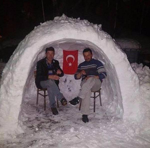<p>Denizli'de yüksek kesimlere yağan kar, özellikle Çameli İlçesi'nde etkili oldu. Bazı kişiler, kar yağışını eğlenceye çevirerek 'kardan heykel' ve 'kardan evler' yaptı. </p>
<p> </p>