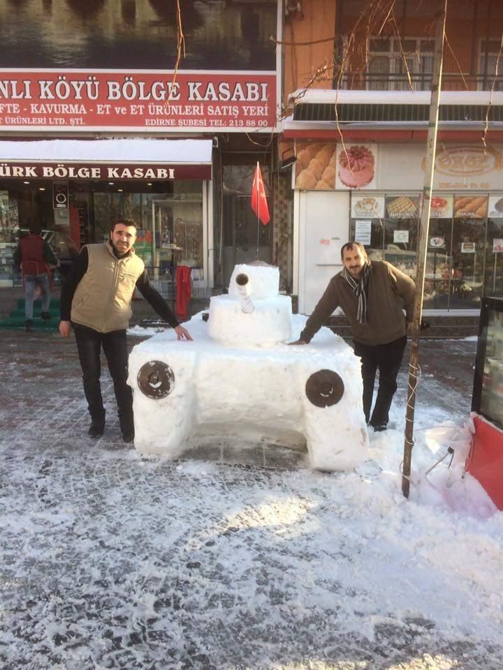 <p>Kıyık Caddesi'nde işlerleri bulunan Cemal Günay ile Mustafa Astürk, kentte 1 hafta etkisini sürdüren kar yağışı ardından 15 Temmuz darbe girişimi sırasında şehitler anısına kardan tank yaptı. </p>