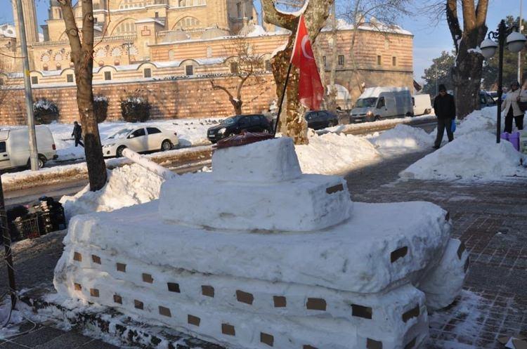 <p>Pastane işleten Cemal Günay, "15 Temmuz'u unutmamak, unutturmamak için, her zaman hainlerin karşısında olacağımızı göstermek için böyle bir tank yaptık.</p>