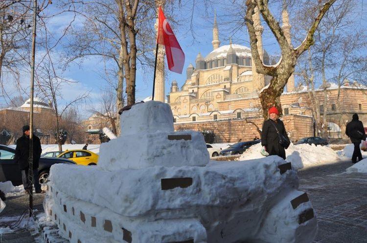 <p> İnşallah unutulmaz. Esnaf arkadaşımla 15 Temmuz'un insanların aklında kalması için çabaladık. </p>