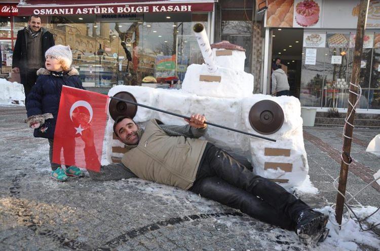 <p>Kasap Mustafa Astürk, aklına tank yapma önerisi geldiğini ve arkadaşı ile birlikte 6 saatte tank yaptıklarını belirtti. Astürk, "Tanka esnaf arkadaşımla isimlerimizin baş heceleri; 'cem-mus' adını verdik. Milletin tankına Türk bayrağımızı da diktik" diye konuştu. Vatandaşın yoğun ilgi gösterdiği kardan tankın önüne yatarak hatıra fotoğrafı çektirdikleri görüldü.</p>

<p> </p>
