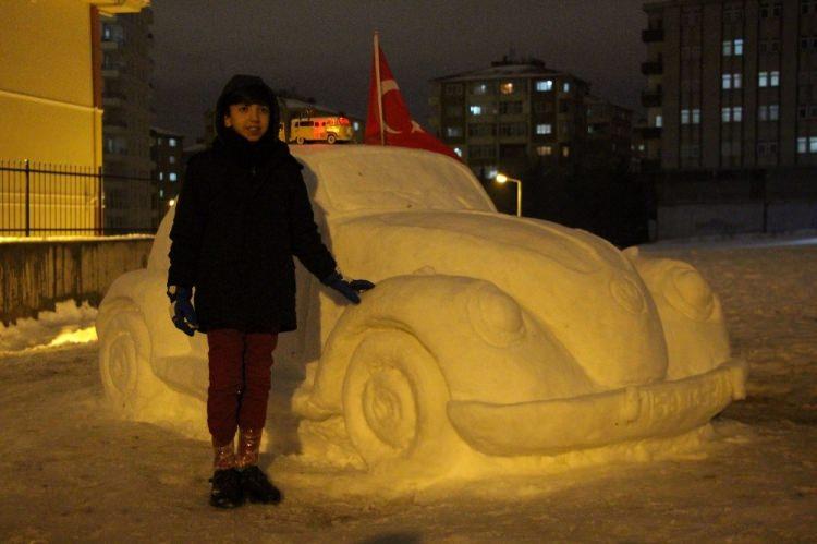 <p><strong>Bu da kardan araba</strong><br />
<br />
İstanbul Bağcılar’da bir vatandaş kardan araba yaptı. Kardan arabaya ilgi gösteren vatandaşlar önünde hatıra fotoğrafı çektirdi.</p>
<p> </p>