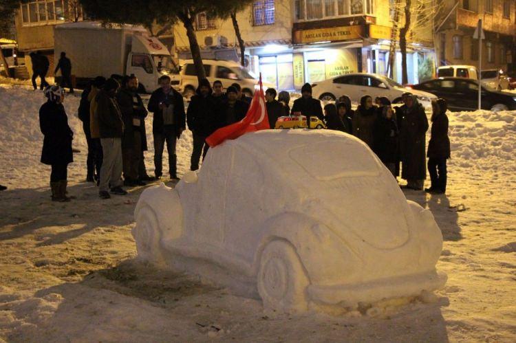 <p>İstanbul’da son günlerde aralıklarla etkili olan kar yağışı kent yaşamını olumsuz etkilerken, aynı zamanda ilginç ve güzel görüntülerin de ortaya çıkmasını sağlıyor. Karın tadını çıkaran vatandaşların oluşturduğu ilginç görüntülerden biri de dün Bağcılar’da ortaya çıktı. Yeni Mahalle’de oturan Yahya Kocaoğlu isimli bir vatandaş, birkaç arkadaşının da yardımıyla kardan araba yaptı. Kardan araba vatandaşlar tarafından yoğun ilgi görürken, birçok vatandaş kardan arabayla hatıra fotoğrafı çektirdi.</p>

<p> </p>
