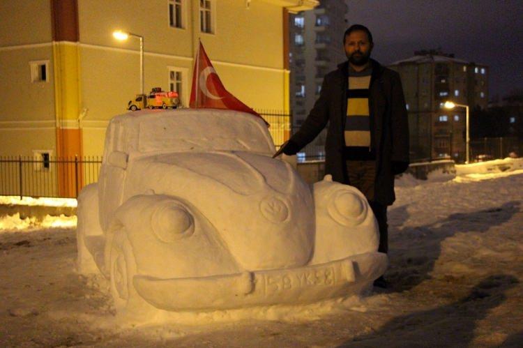 <p><strong>"SENEYE DE SELİMİYE CAMİİ’Nİ YAPACAĞIZ"</strong><br />
<br />
Kardan arabanın mimarı Kocaoğlu, arabanın yapımının 7-8 saatlerini aldığını belirterek, "Daha öncesinde memlekete gitmiştik, Sivas’a. Orada düşündük, ne yapalım diye. Herkes kardan adam yapıyor, biz de kardan araba yapalım dedik. Ufaktan başladık, baktık ki güzel bir şey çıkıyor, devam ettik. </p>

