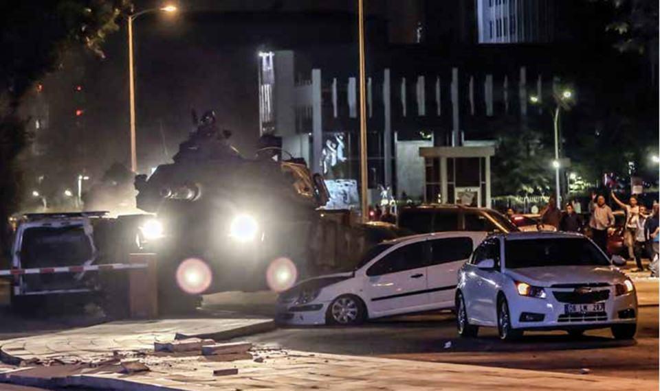 <p>Ankara’da askeri kalkışma sırasında kentin caddelerine giren tanklar özel araçları ezerek ilerlerlediler.</p>