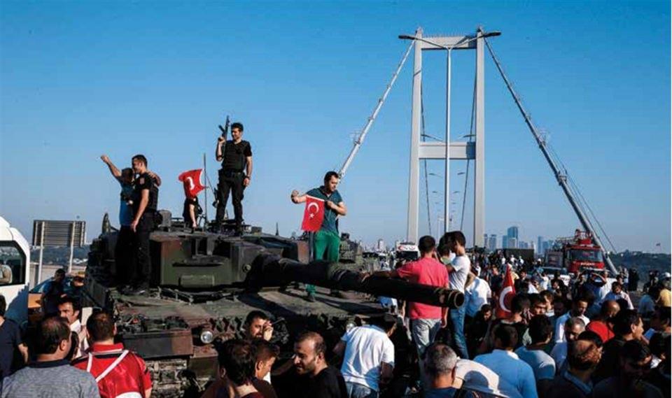 <p>Boğaziçi Köprüsü’ndeki askerlerin polise teslim olmasından sonra köprüdeki tankın üzerine çıkan vatandaşlar sevinç gösterilerinde bulundu.</p>