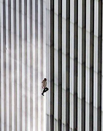<p>9/11 ile ilgili birçok fotoğraf çekildi. Ama belki de en etkliyicisi "Düşen Adam" ile ilgili olandı. <br />
<br />
( 2 bin 996 kişi yaşamını yitirirken 6 bine yakın insan yaralandı.)</p>
