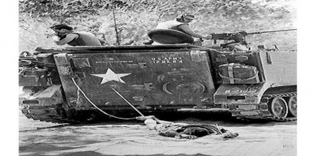<p><strong>1966 Kyoichi Sawada</strong><br />Japonya ABD birlikleri Güney Vietnam'da Vietkong'lu ölü bir askeri sürüklerken... Ödülü 2 yıl üstüste kazanan Japon fotoğrafçı Swada'yı, tanık olduğu görüntüler onu o kadar yıprattı ki aldığı ödüllere hiç sevinemedi. Kamboçya'da bir görevdeyken 1970'de öldürüldü</p>