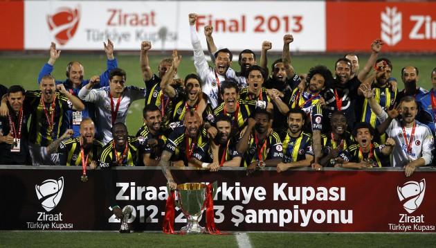 <p>Galatasaray'ın ligde bitime 3 hafta kala şampiyonluğunu ilan etmesinin ardından Fenerbahçe Ziraat Türkiye Kupasına sarıldı. Finalde Trabzonspor'u 1-0 mağlup eden Fenerbahçe üst üste 2. kez kupayı müzesine götürdü.</p>