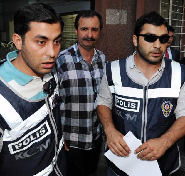 <p><strong>11 TEMMUZ: NEVZAT ŞAKAR GÖZALTINA ALINDI</strong><br />Operasyonun ilk gününden beri adı geçen Trabzonspor Asbaşkanı Nevzat Şakar gözaltına alındı. Nevzat Şakar ertesi gün rahatsızlanarak hastaneye kaldırıldı. Şakar, gözaltı süresinin dolduğu 15 Temmuz’a kadar hastanede kaldı ve ardından taburcu edildi.</p>