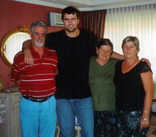 Mehmet Okur, son dönemdeki sakatlıkların ardından eski günlerine dönemeyeceğini anladığı için basketbolu bırakmaya karar verdi.
