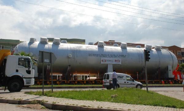 <p>Yaklaşık 2 şeridi kapatan TIR'ın, bir buçuk kilometrede 150 litre yakıt harcadığı bunun için akaryakıt tankerinin eşlik ettiği belirtildi.</p>