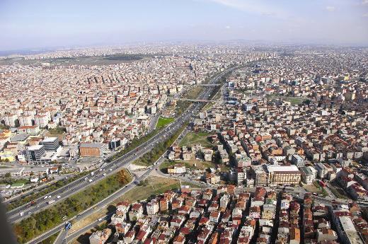 <p>Yabancıların ilk altı aylık verilere Türkiye'de en çok hangi illerde ve İstanbul'un hangi ilçelerinde gayrimenkul aldığı belli oldu. İl bnazında Antalya öne çıkarken, İstanbul'da yabancıların en çok tercih ettiği ilçe Esenyurt oldu.</p>