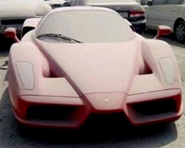 <p>Dubai'de bir kenarda unutulmuş yada çürümeye terkedilmiş Rolls-Royce, Bentley, Ferrari ve Porsche gibi markaları görmek artık sıradan bir olay</p>