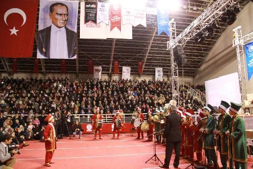 Anadolu Gençlik Derneği, yılbaşı kutlamalarına alternatif olarak 'Mekke'nin Fethi ve Kuran Ziyafeti' adlı etkinlikler düzenledi. Ülke genelinde 200'ü aşkın yerde yapılan fetih şölenine katılımlar yüksek oldu.