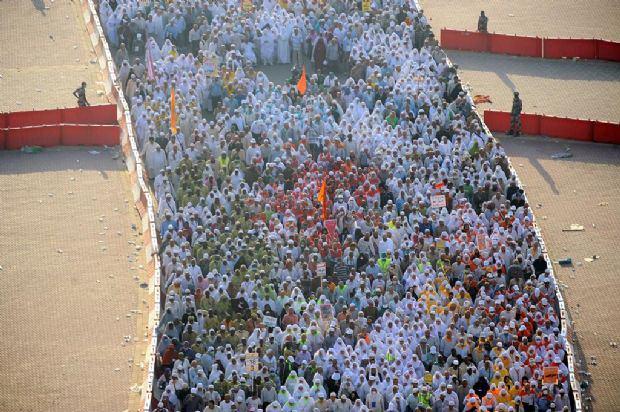Hacı adaylarının, Arafat Meydanı'na &ccedil;ıkışı sırasında inanılmaz g&ouml;r&uuml;nt&uuml;ler ortaya &ccedil;ıktı.