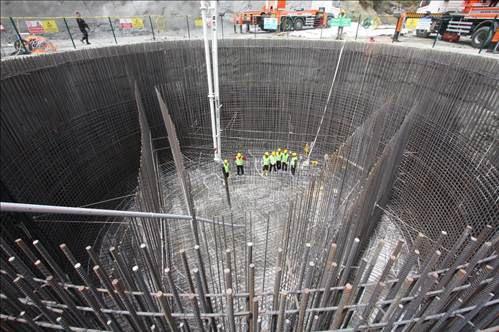 <p>Temelleri mayıs ayında atılan 3. Köprü projesiyle, İstanbul yeni bir ulaşım ağına kavuşacak. Resmi adıyla, "Kuzey Marmara (3. Boğaz Köprüsü dahil) Otoyolu Projesi ve Odayeri - Paşaköy (3. Boğaz Köprüsü dahil) Kesimi" olan proje, bölgedeki yerleşim alanlarında yaşayanlara da iş olanakları sağlayacak.</p>