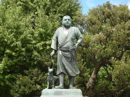 <p><strong>SAIGO TAKAMORI</strong><br />Saigo Takamori (Japonca: 西郷隆盛) (d. 23 Ocak 1828 Kagoshima,Satsuma - ö. 27 Eylül 1877 Shiroyama,Kagoshima), Japon samuray, asker ve siyesetçi. 1828'de doğdu. İyi bir savaşçı olarak yetiştirildi. Japonya'da İmparator Meiji'nin başlattığı modernleşmeye karşı çıktı. 1877'de Meji'nin ordularıyla savaştı. Silah bakımından Japon askerlerine göre ilkeldi. Bu yüzden savaşı kaybetti ve adetlere uyup harakiri yöntemiyle intihar etti. Son Samuray filmindeki Katsumoto bu kişiden esinlendirilmiştir.</p>