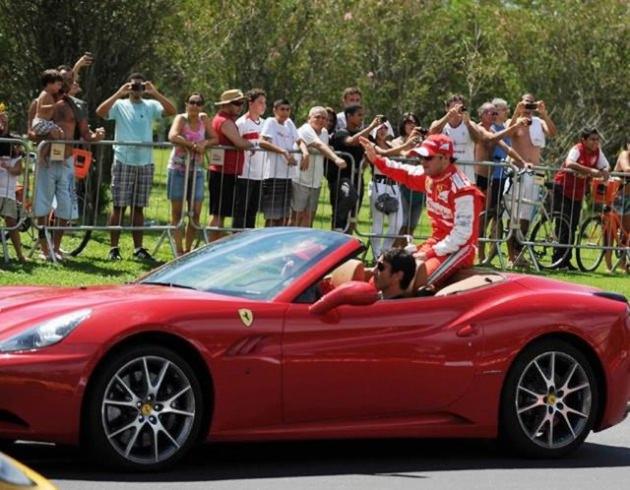 Felipe Massa, Brezilya Rio De Janeiro'da Ferrari California'nın üzerinde halkı selamlıyor.