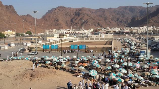 <p><strong>UHUD ŞEHİTLİĞİ</strong></p>
<p>Hicretin 3. yılında, Uhud dağının güneyindeki alanda, Mekke müşrikleriyle Müslümanlar arasında, cereyan eden savaşta şehid düşen, ashab-ı kiramın kabirleri burada bulunmaktadır. Bunlar arasında Peygamber Efendimizin amcası ve İslâm ordusunun en yiğit kahramanlarından Şehitlerin Efendisi Hz. Hamza da var. <span>Bu kabirleri ziyaret etmek müstehabdır. Allah Resûlü (s.a.v), Uhud şehitlerini ziyaret ederdi. Hz. Fatma (r.a) da Uhud'da şehit olan amcası Hz. Hamza (r.a)'yı sık sık ziyaret ederdi.</span></p>