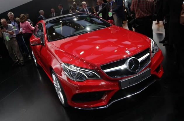 Makyajlanan E Sınıfı ile Mercedes-Benz E Sınıfı Coupe ve Cabriolet de yeni görünüme ve teknolojilere kavuştu.