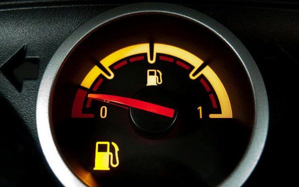 <p>Deponuzdaki yakıtın çabuk bitmesi biraz moral bozucu değil mi? Ancak bu hızlı tüketimin önüne geçebilir, bazı küçük önlemlerle yakıt tüketiminizi ciddi oranlarda azaltabilirsiniz. İşte tüketimi düşürmeye yönelik bazı öneriler...</p>
