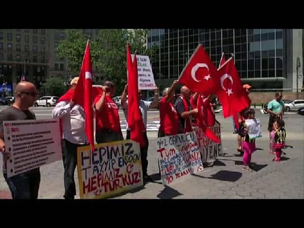 <p>ABD'nin New York kentinde düzenlenen mitingde Başbakan Recep Tayyip Erdoğan’a destek çağrısı geldi.</p>
