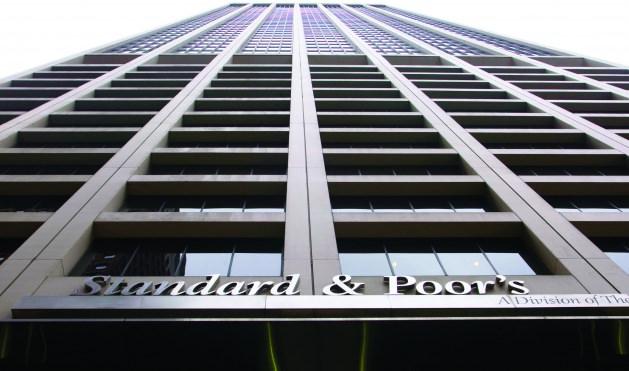 <p>Kredi derecelendirme kuruluşu Standard and Poor's (S&P) Türkiye'nin kredi notunu BB'den yatırım yapılabilir seviyenin bir alt kademesi BB+'ya yükseltti.</p>