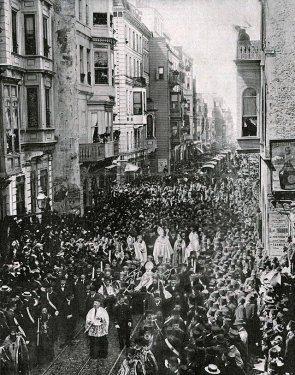 <p>İstiklal Caddesi'nde cenaze korteji (1899)</p>