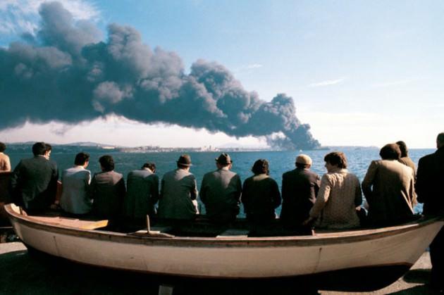 <p>Fotoğrafta İstanbulluların 1979 yılında Haydarpaşa önlerinde Yunan Bandıralı gemiyle çarpışan Independenta tankerinin yanışını seyretmesi görülüyor...</p>