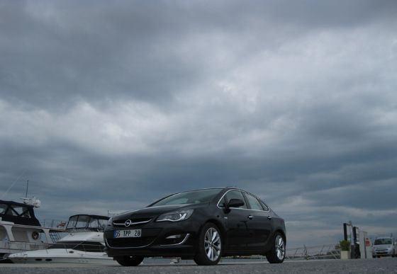 <p>Yeni Astra Sedan Edition donanım paketinde 54.990 tl'den satılırken, Cosmo donanım paketinde 64.494 tl'den satılmakta.</p>