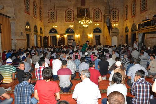 <p>Berat Kandili dolayısıyla Sultanahmet Camisi'nde özel bir program düzenlendi.</p>
<p>Akşam namazından sonra, İmam Hasan Kara tarafından gecenin önemine dair vaaz edildi. Ardından Kur'an-ı Kerim tilaveti yapıldı.</p>