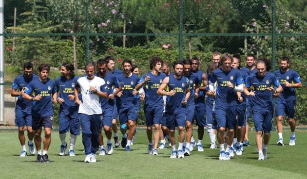 <p><strong>FENERBAH&Ccedil;E'DEN UMUTLU</strong><br />"F.Bah&ccedil;e'nin olumsuz g&ouml;r&uuml;nt&uuml;s&uuml;ne rağmen en az G.Saray kadar şansının olduğunu d&uuml;ş&uuml;n&uuml;yorum. Bazen k&ouml;t&uuml; giderken olumlu sinyaller alabilirsiniz. Bazen de iyi giderken olumsuz sinyaller alabilirsiniz. Ben F.Bah&ccedil;e'nin şu olumsuz g&ouml;r&uuml;nt&uuml;s&uuml;ne rağmen birka&ccedil; ay sonra tavan yapma potansiyelinin olduğunu g&ouml;rd&uuml;m. Geniş ve fiziksel anlamda potansiyelli bir takım oldu F.Bah&ccedil;e."&nbsp;</p>