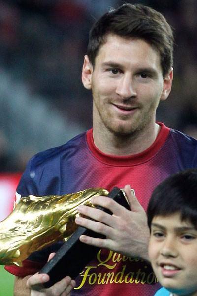 28 EYLÜL 2011 - Lionel Messi, takımının Şampiyonlar Ligi'nde deplasmanda Bate Borisov'u 5-0 yendiği maçta 2 gol atarak (toplamda 194 gol), Macar Ladislau Kubala ile birlikte Barcelona tarihinin en çok gol atan ikinci futbolcusu oldu.
