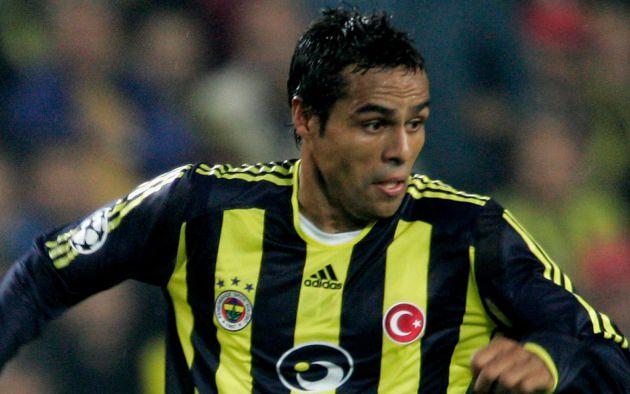 <p><strong>Mert Nobre (Fenerbahçe, 2003-04)</strong><br /><br />2003-04 sezonu Fenerbahçe için pek de iyi gitmiyordu. Christoph Daum yönetimindeki sarı lacivertliler sezon başında önemli bir yatırım yapmış olsalar da sezonun ilk yarısını bir maç eksiği ile lider Beşiktaş'ın 11 puan gerisinde tamamlamışlardı. O sezonun devre arasında transfer edilen Mert (Marcio) Nobre oynadığı 18 karşılaşmada 12 gol atarak takımının Beşiktaş ile arasındaki puan farkını kaatmasını sağlamış ve şampiyonluktaki başrol isimlerden biri olmayı başarmıştı. Nobre sonraki sezonda da 45 maçta 22 gol atarak yine sarı lacivertli takımla şampiyonluk tatmıştı. Bir sonraki sezon da 41 maçta 21 gol atan Brezilyalı oyuncu 2006-07 sezonunda Beşiktaş'a transfer olmuştu. </p>