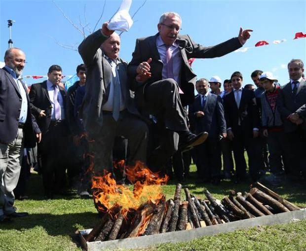 <p>Protokol konuşmalarıyla başlayan kutlamalar, farklı ülkelerin halk oyunları gösterileriyle devam etti. Kazak sanatçılar, ‘dombıra’yı çaldı. Halk oyunları gösterilerinin ardından Vali Mutlu ve beraberindekiler demir dövdü. Daha sonra yumurta tokuşturan Vali Mutlu, geleneksel Nevruz ateşinden atladı. Renkli görüntülere sahne olan kutlamalar pilav ve ayran ikramının ardından sona erdi.</p>