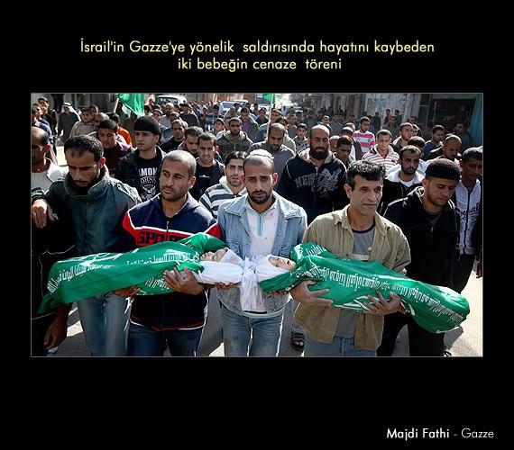 Anadolu Ajansı'nın ''Yılın Fotoğrafları'' oylamasında ''Haber'' kategorisinde ''İsrail'in Gazze'ye yönelik saldırısında ölen iki bebeğin cenaze töreni'' en çok oyu alarak birinci oldu.