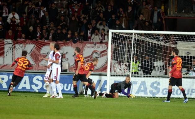 <p>İlk yarının en dikkat çeken anlarından biri de 13. haftadaki Elazığspor maçında yaşandı. Kırmızı kart gören Fernando Muslera'nın yerine kaleye geçen Felipe Melo 90+1'de kurtardığı penaltıyla takımının galip gelmesini sağladı.</p>