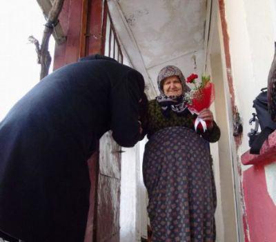 <p><strong>Sıla-i rahim yapmalı:</strong> Sıla-i rahmi terk eden, aşure günü akrabasını ziyaret ederse, Yahya ve İsa aleyhisselâmların sevabı kadar ecre kavuşur.</p>