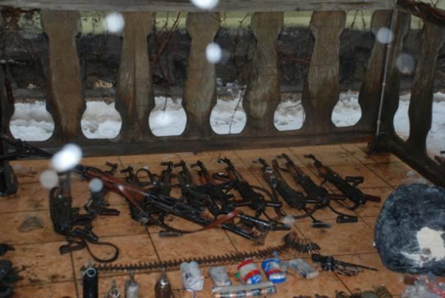 Hakkari İl Jandarma Alay Komutanlığı, Çukurca ilçesinin 20'nci Jandarma Sınır Tugay Komutanlığı'na bağlı Karataş Jandarma Sınır Karakolu'na saldırı hazırlığı içerisinde olan ve 14'ü öldürülen PKK'lılara yönelik yapılan operasyonun fotoğraflarını dağıttı. Fotoğraflarda operasyonda askerler tarafından ele geçirilen mühimmatlar ve askerlerden görüntüler bulunuyor.