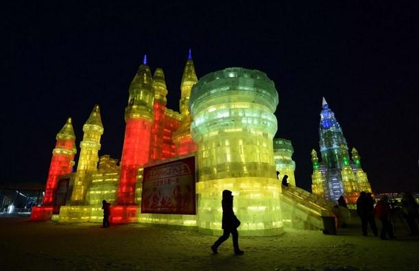 Çin'de gerçekleşen 'Jingyue Snow World Festival' adlı geleneksel kar festivalinde dev binalar inşa edildi. Binaların özelliği ise hepsinin kardan yapılması... 200 kilometrekarelik bir alanda gerçekleşen festival için onlarca sanatçı günlerce çalıştı. Heykeller, gece de ışıklandırılarak görsel bir şölen sunuyor.