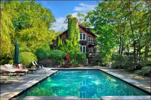 Robert Redford  Oskarlı aktör Robert Redford’un geçmişte yaşadığı Weston’daki ahşap evinde camekanlı balkon, kapalı havuz ve spa bulunuyor.  Ev yakın zamanda yaklaşık 1 milyon dolara satıldı. 