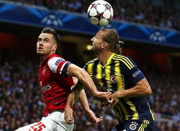 <p>Fenerbahçe bekleri bu sezon hiç yapmadıkları kadar ortayı 20 dakika içinde yaptılar.Ama kafa toplarında etkili olabilecek bir tane adam yok!</p>