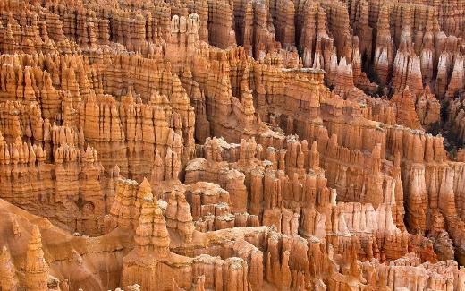 Bryce Amfitiyatrosu (Bryce Kanyonu Milli Parkı, Utah, ABD) Kalker kayalarından oluşan tuhaf tepeler ve aşınan kısımlar inanılmaz bir görüntü oluşturuyor.
