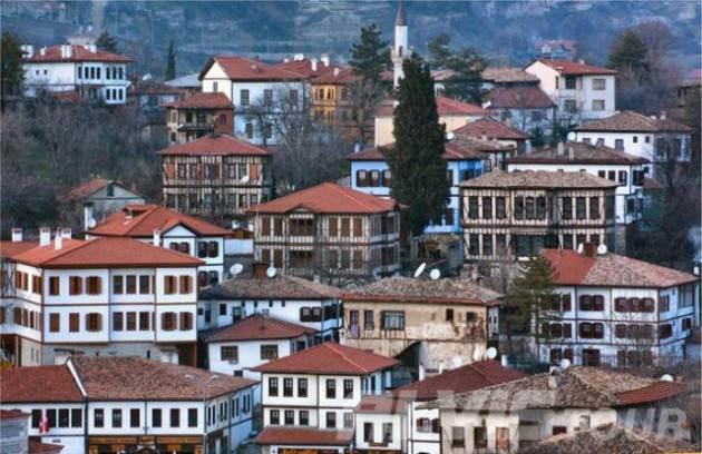<p><strong>Safranbolu'da Osmanlı izleri</strong><br />
Osmanlı döneminden kalma han, hamam, cami, çeşme, köprü ve konakların eşsiz güzelliğini keşfedebilirsiniz.</p>
